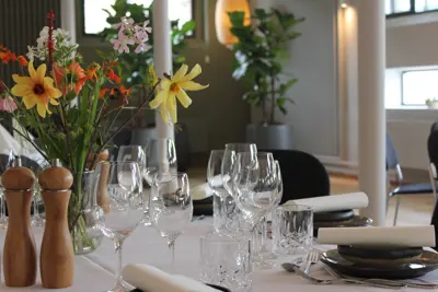 Blomster og opdækning i Spisehuset