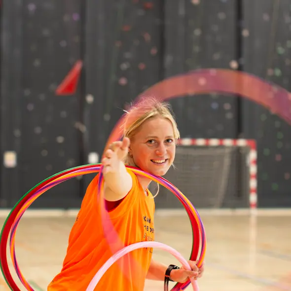 Instruktør leger med ringe