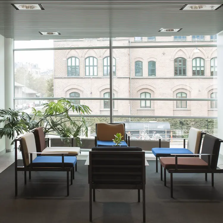 Et loungesæt med en udsigt i baggrunden