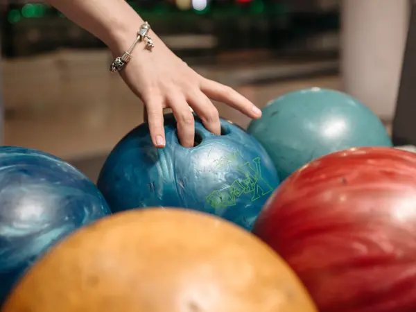 Bowling-kugler-hånd.jpg