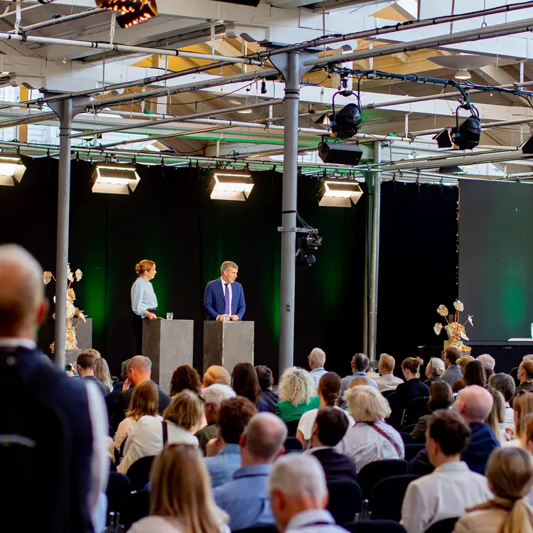 Many people gathered for a large conference in Øksnehallen