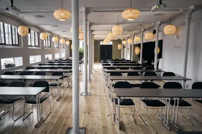 Spisehuset indefra med borde