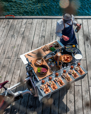 En cykel med et køkken og små retter