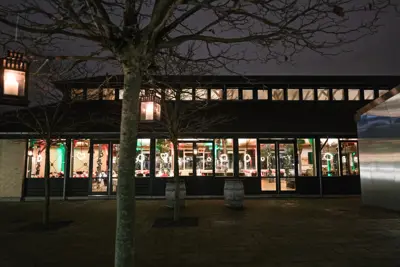 Vestauranten set udefra om aftenen