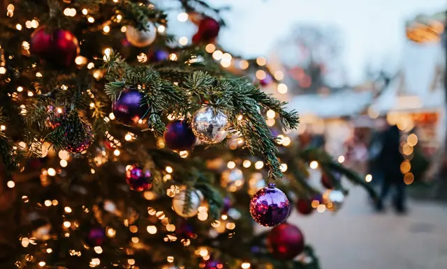 Juletræ med lys og julepynt