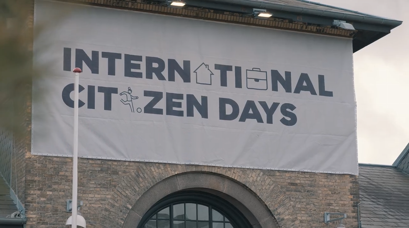 Logo af International Citizen Days, på et banner. 