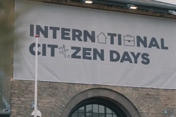 Logo af International Citizen Days, på et banner.