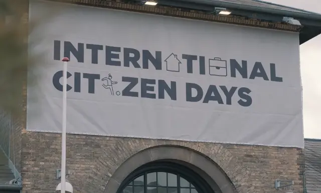 Logo af International Citizen Days, på et banner.