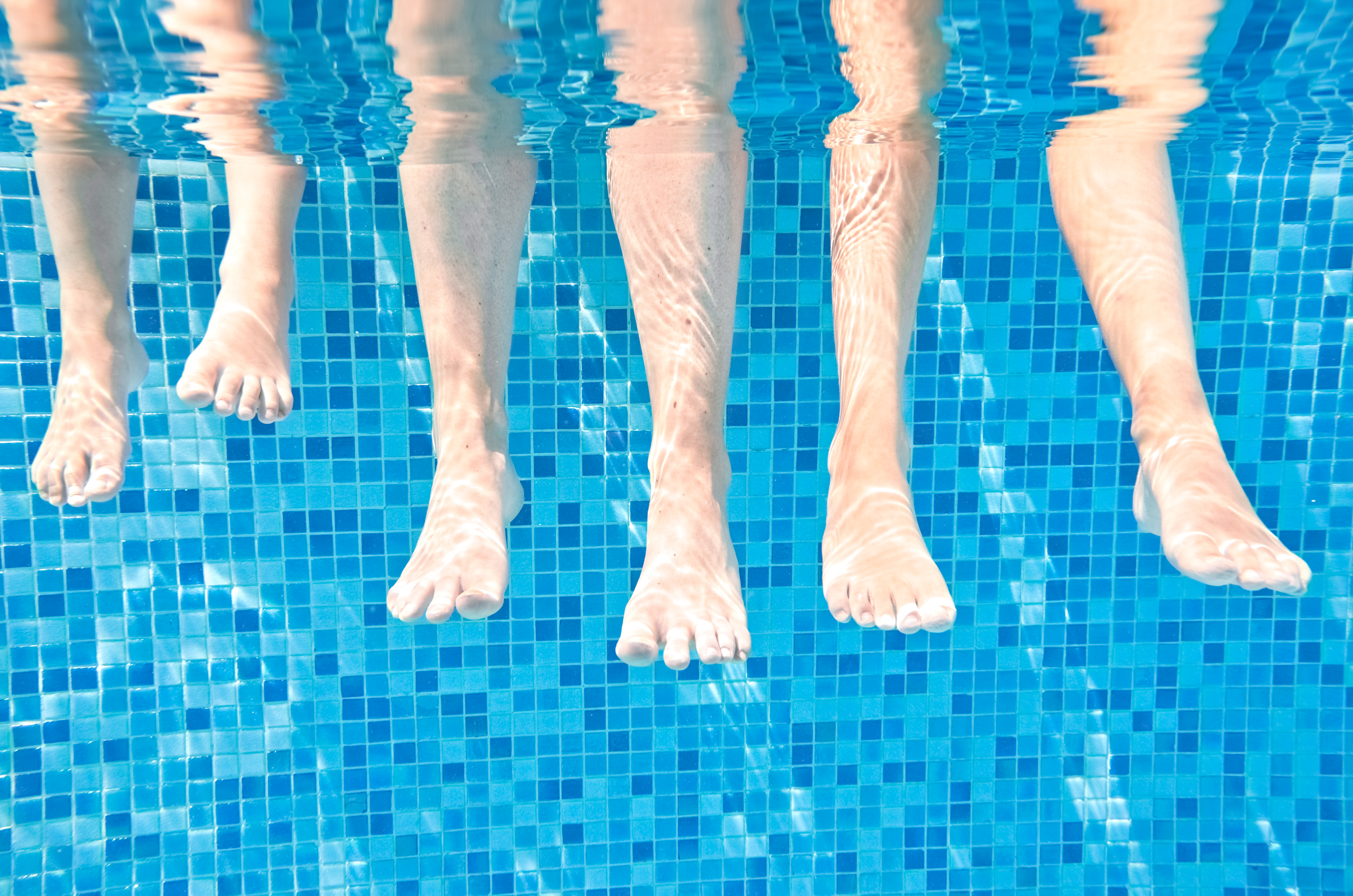 Barn i rød badering i pool