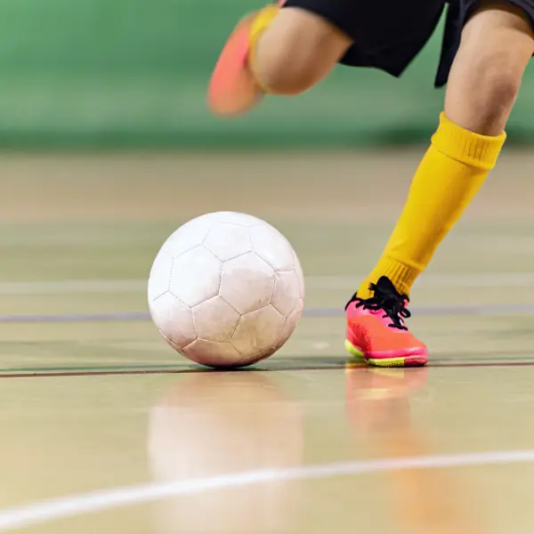 En person der spiller indendørs fodbold
