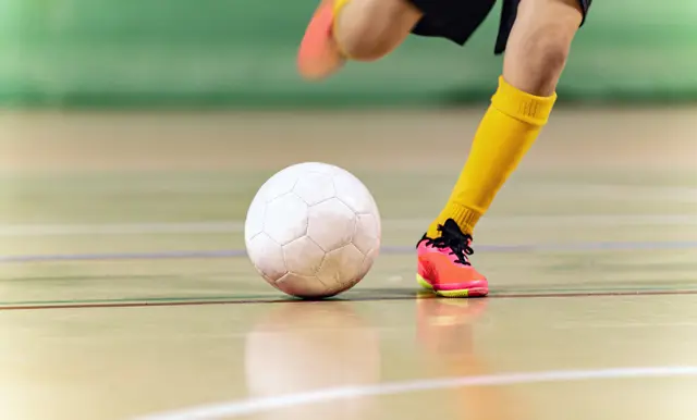 En der sparker til en fodbold
