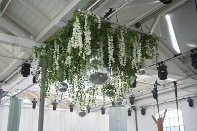 En blomsterdekoration i loftet i Øksnehallen