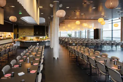 Restaurant indefra med lange borde