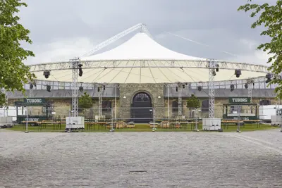 Øksnehallen seen from outside with a large tipi as a roof in the outdoor area