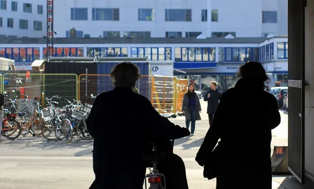 To personer der går med cykler