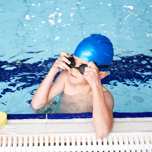 Dreng i vand med svømmebriller
