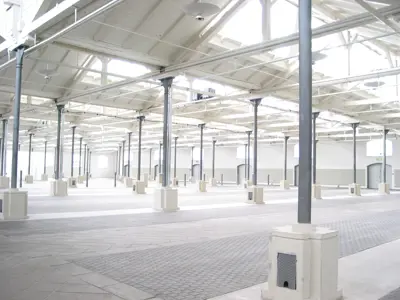 Øksnehallen i hvidt lys indefra