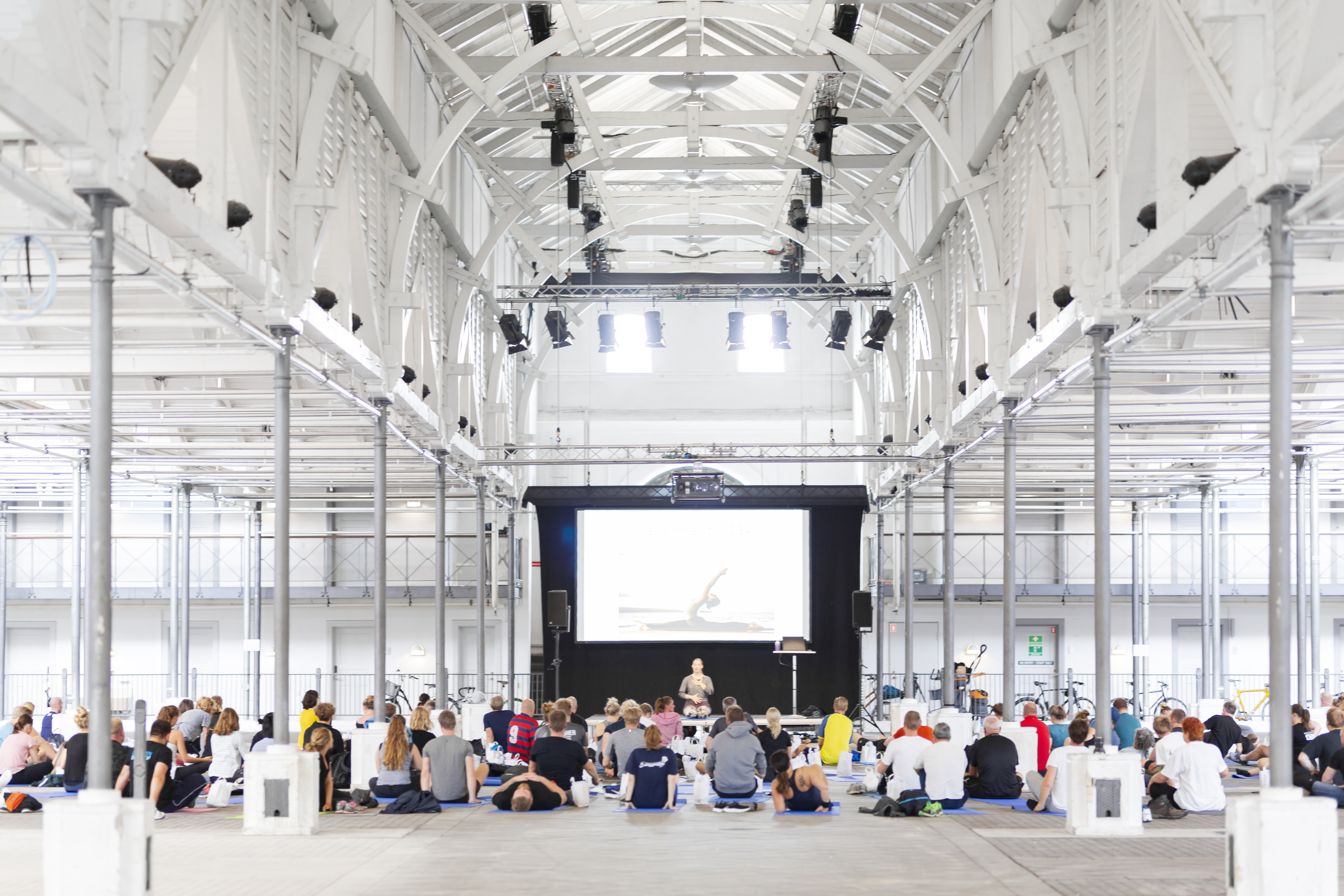 Øksnehallen indefra med yoga