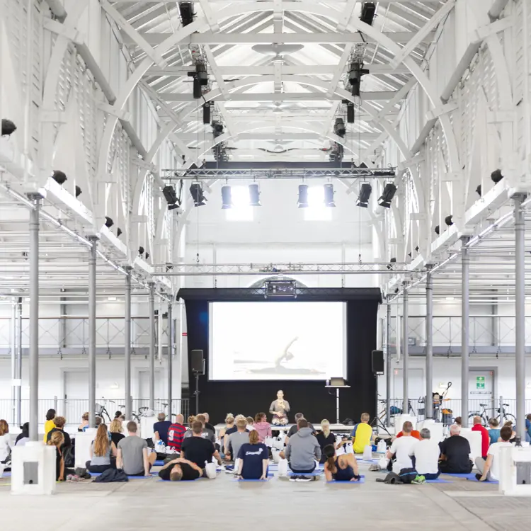 Øksnehallen indefra med yoga