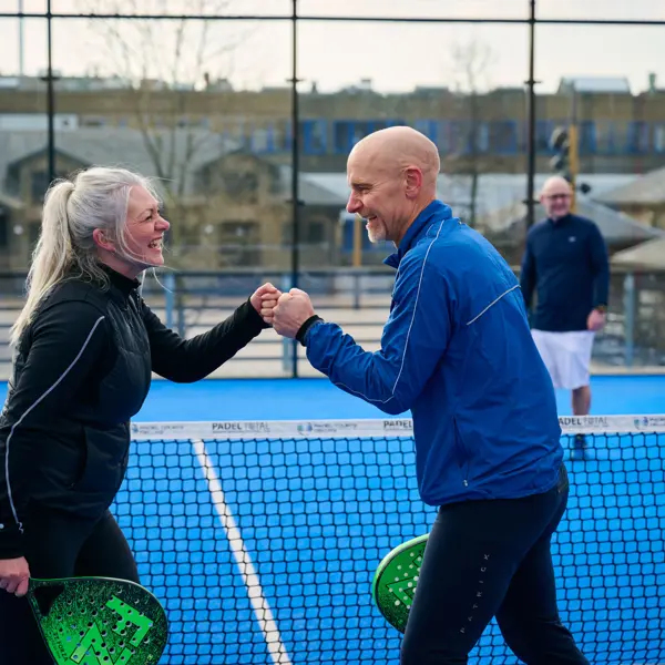 Kolleger der jubler til padel