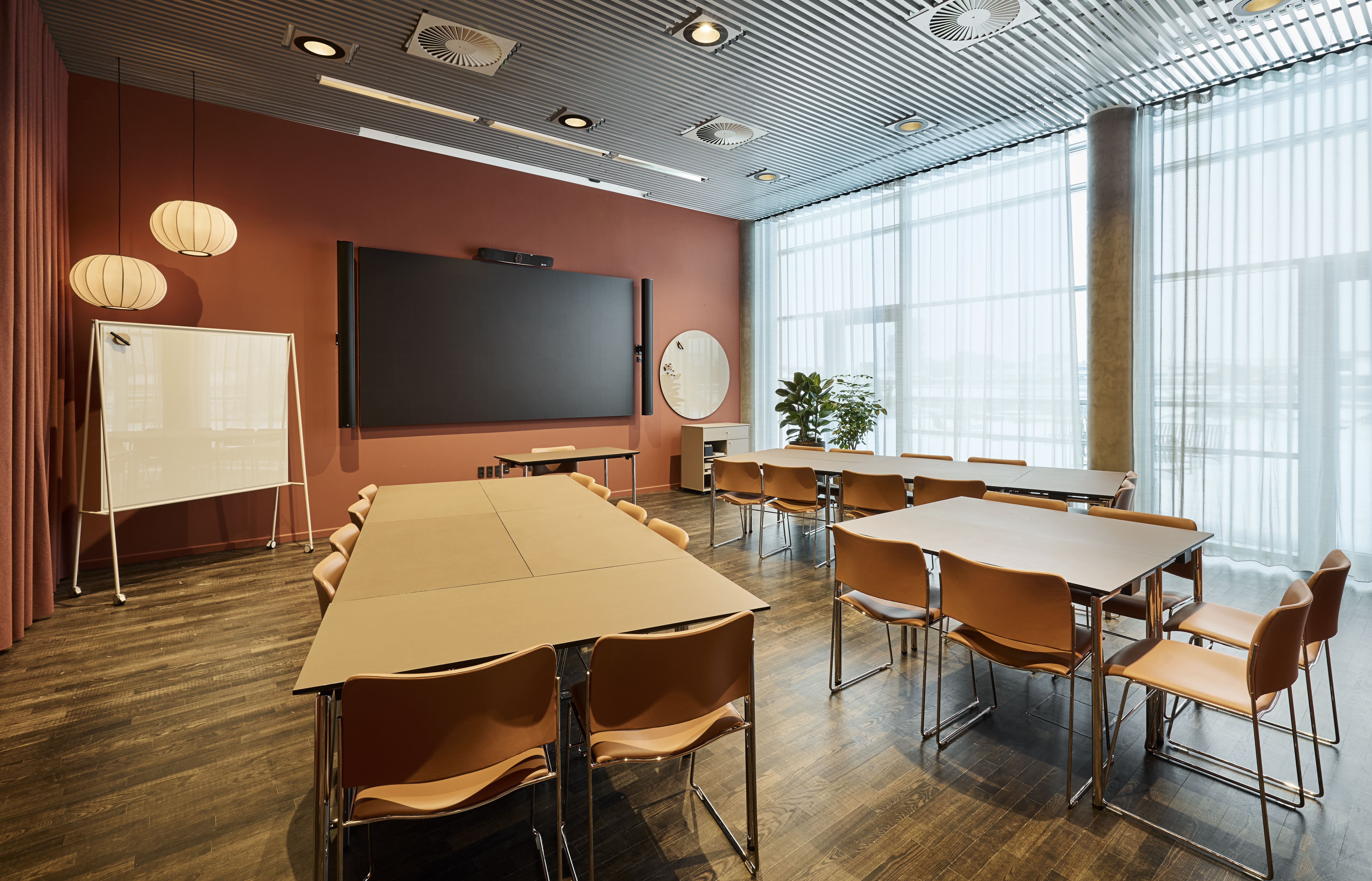 Et lyst mødelokale med en bordopsætning 