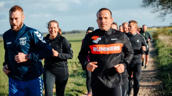 Voksne der løber udenfor