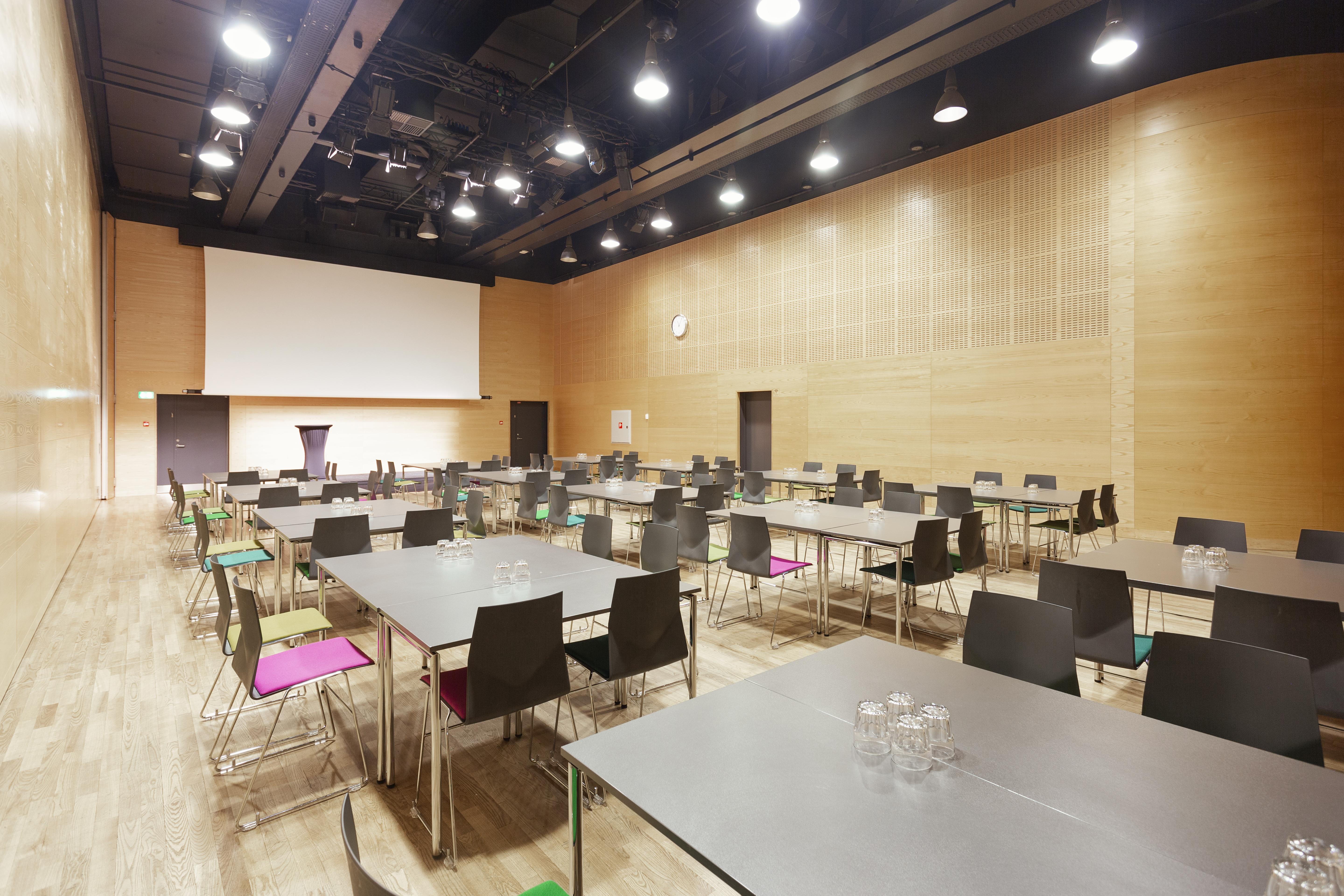 Auditorium med siddepladser og scene