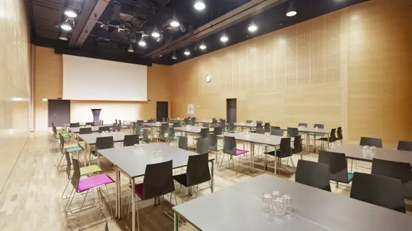 Auditorium med siddepladser og scene