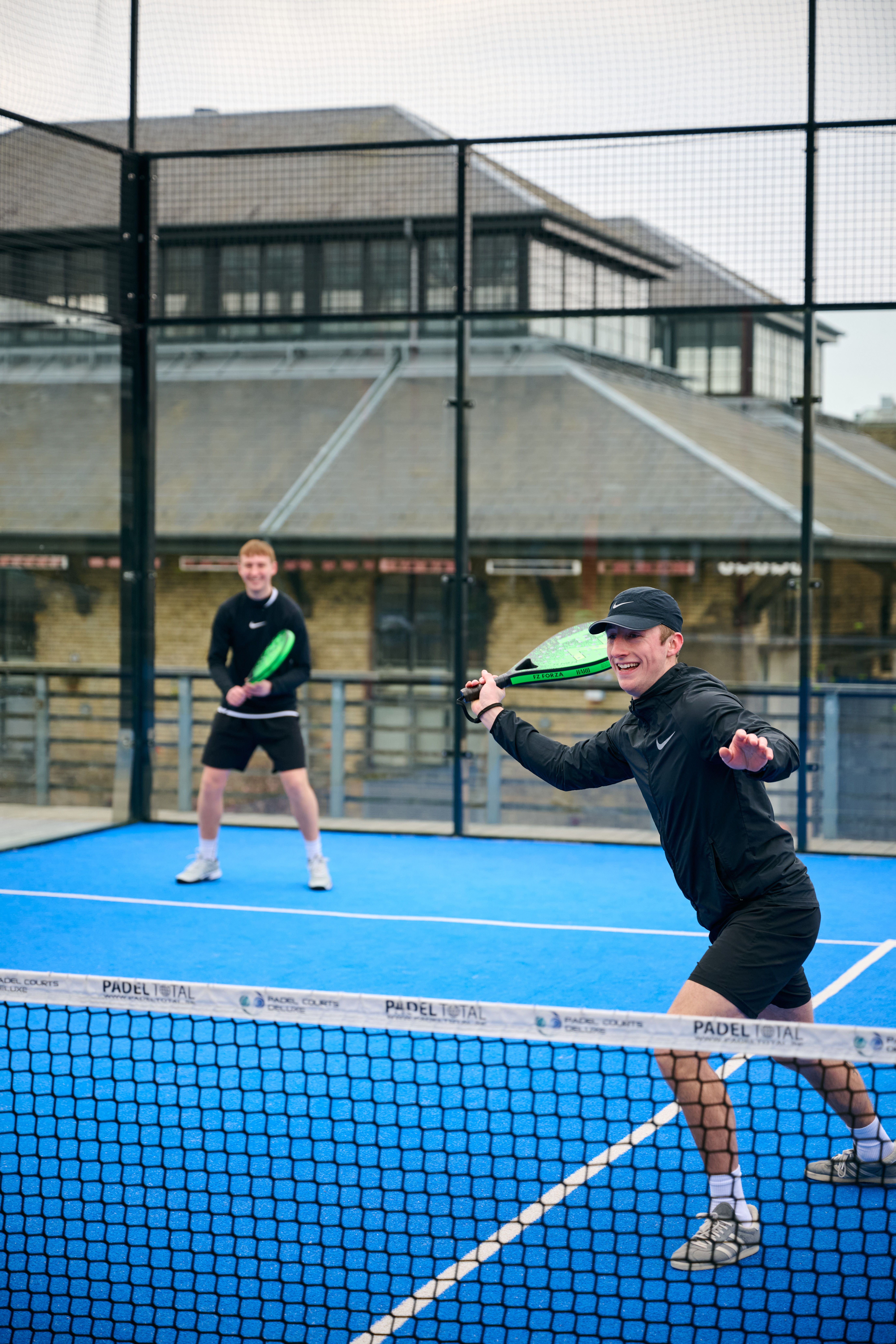 To hotelgæster der spiller padel på DGI Byens padelbaner