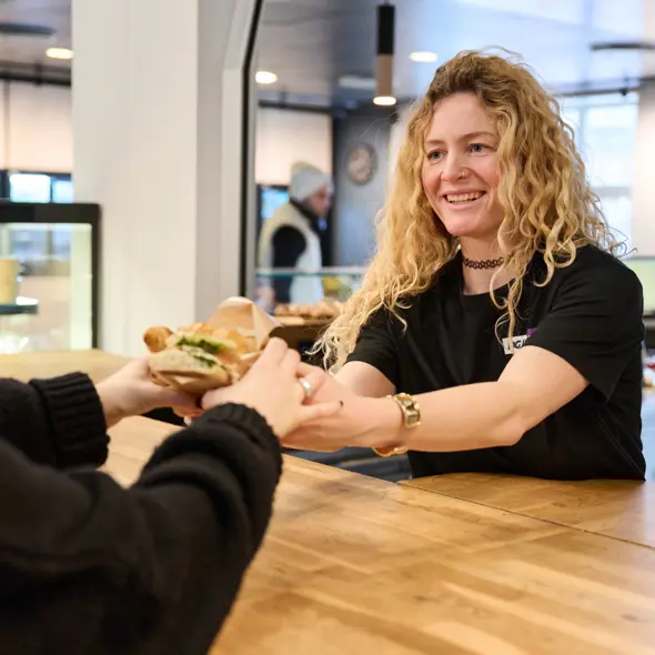Kvinde i caféen