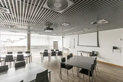 Mødelokale med bordopstilling