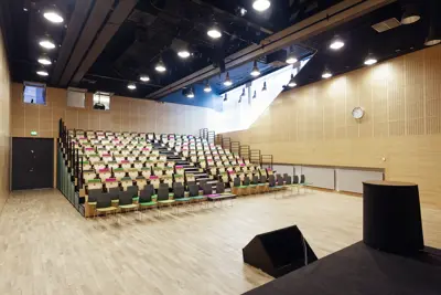 Auditorium med siddepladser og scene