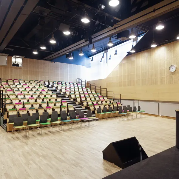 Et auditorium med plads til mange mennesker