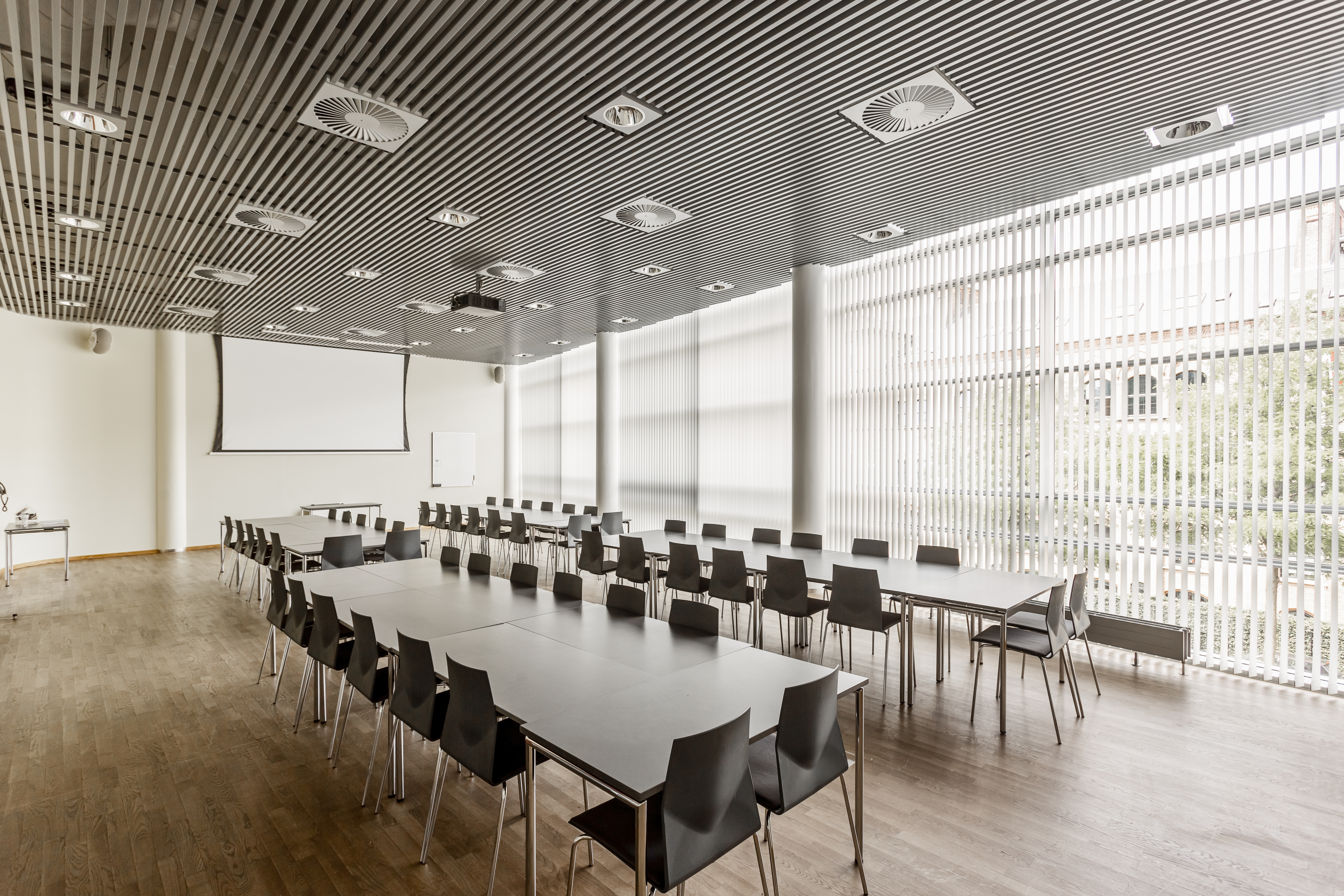 Et lyst mødelokale med en bordopsætning 