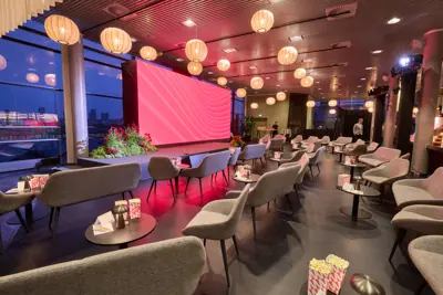 et eksempel på kickoff med scene, skærm og loungemøbler