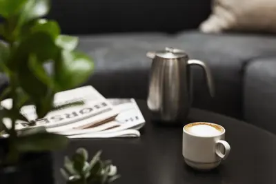Loungestemning med et bord, avis og kaffe