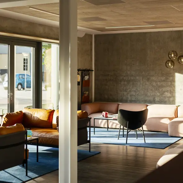 Hotellobbyen med loungemøbler