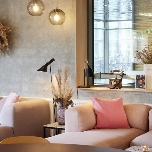 Hotellobbyen med loungemøbler