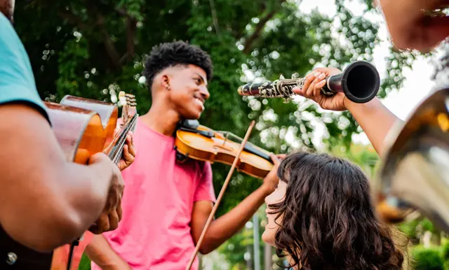 Ung person spiller violin udendørs