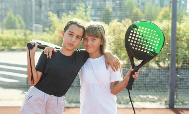 to børn med padel ketcher