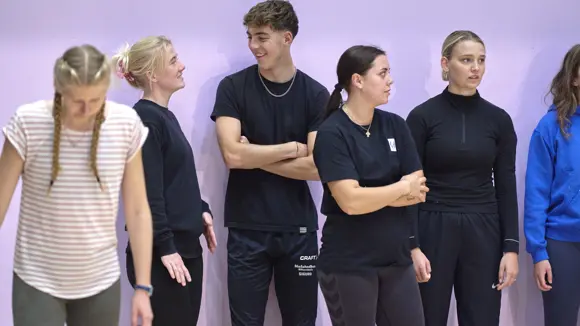 Unge personer i idrætstøj på række