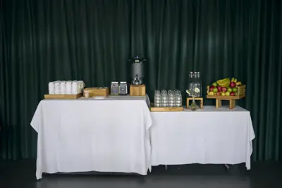 Forfriskninger og frugt på et barbord