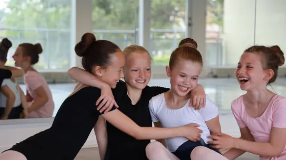 Balletbørn der sidder sammen