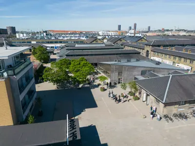 Spisehuset set udefra