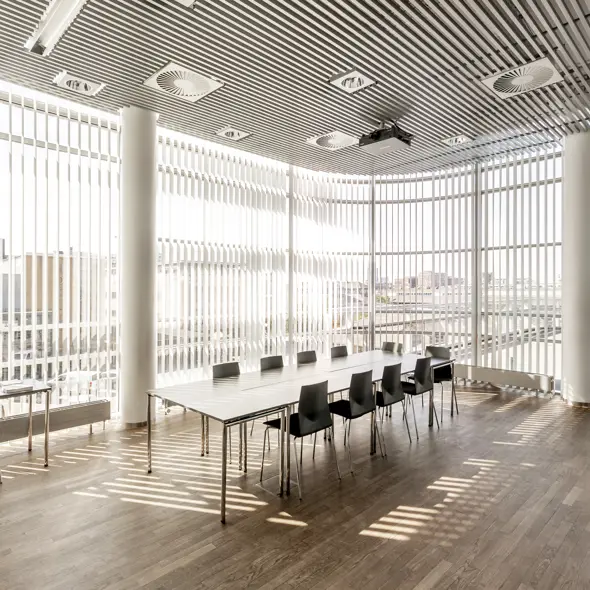 Mødelokale uden mennesker