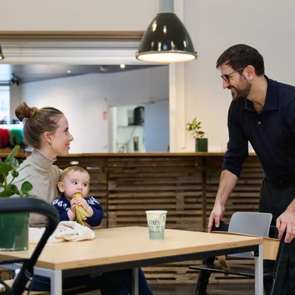 familie i cafe