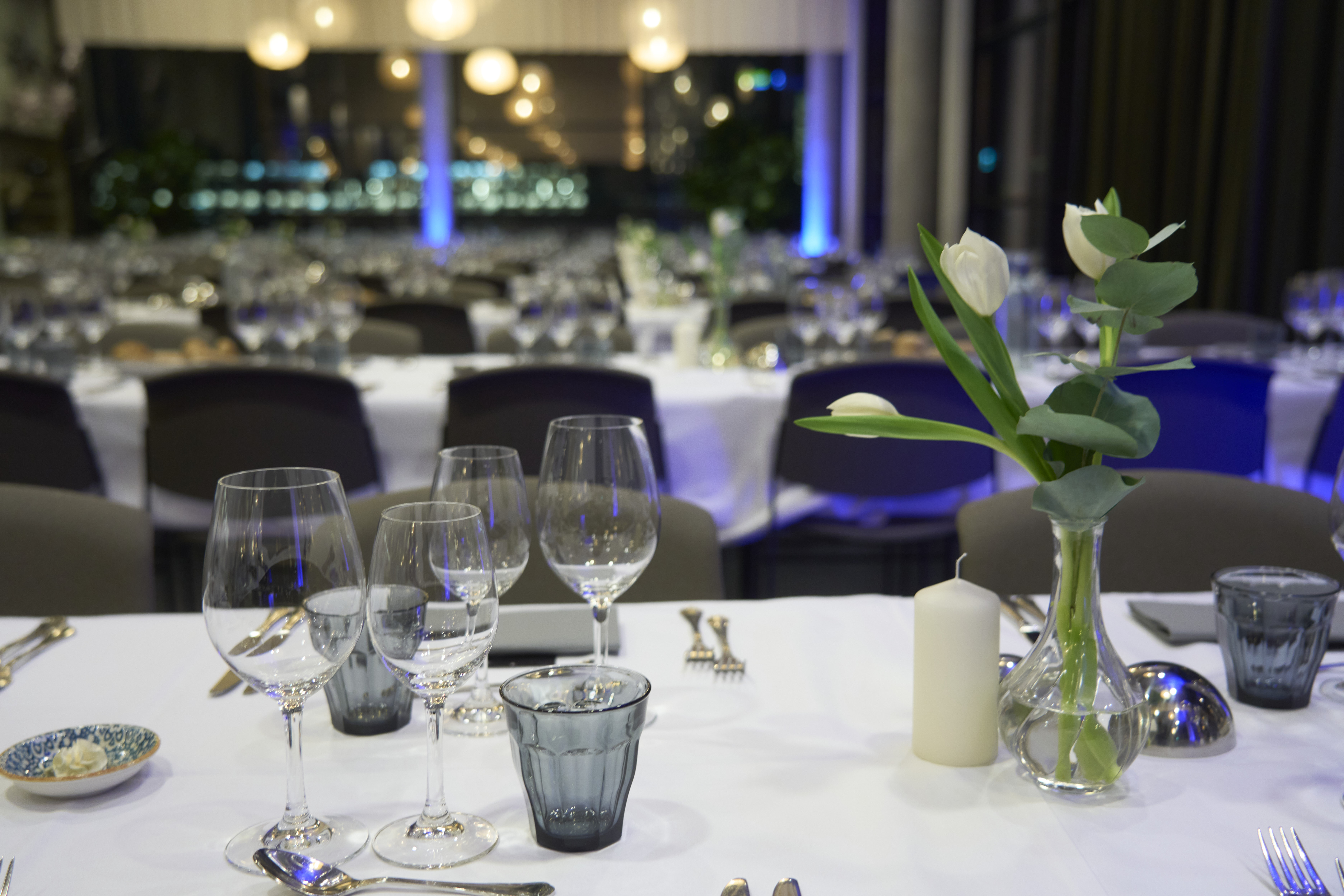 opdækket bord til langbordsmiddag restaurant østebro 