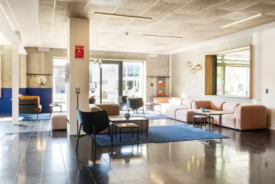 Hotellobbyen med loungemøbler