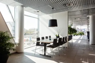 Et bord med stole og loungestemning