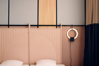 En seng og en lampe på et værelse